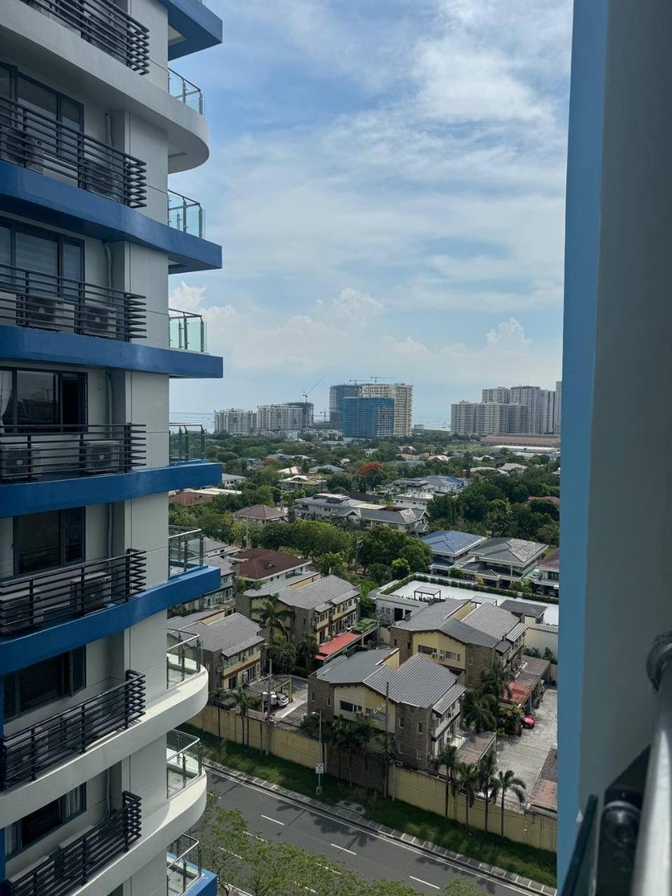 L Condotel Paranaque City Exterior photo