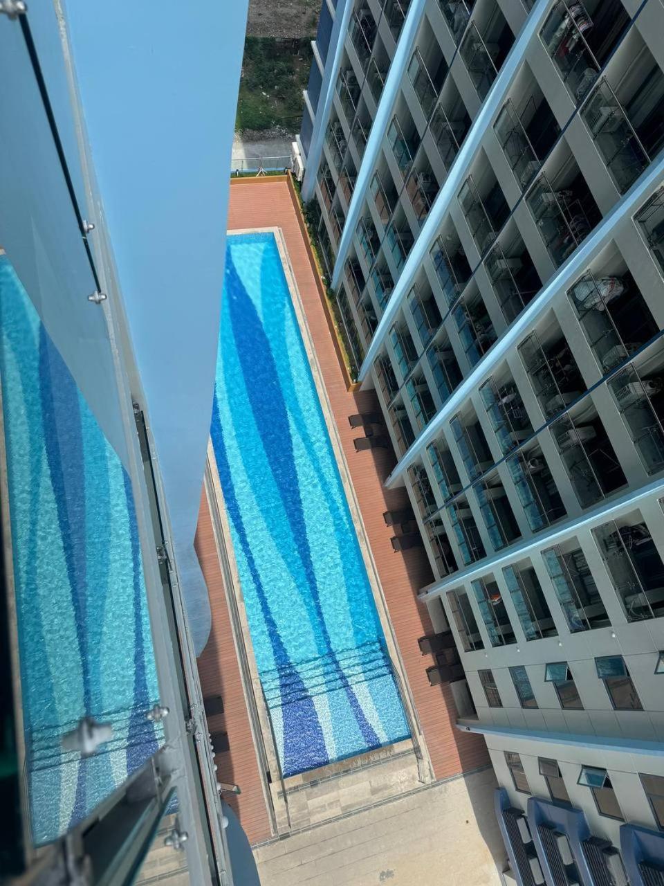 L Condotel Paranaque City Exterior photo