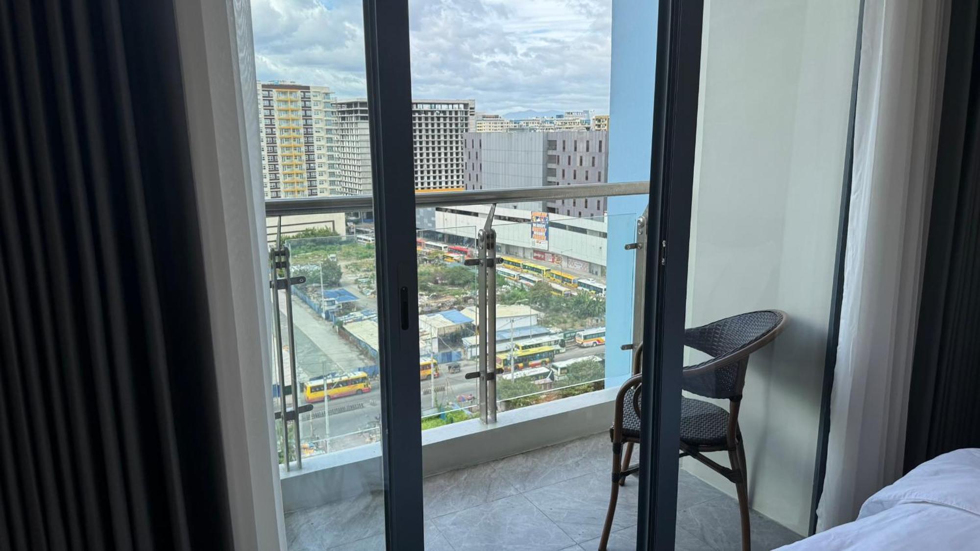 L Condotel Paranaque City Exterior photo