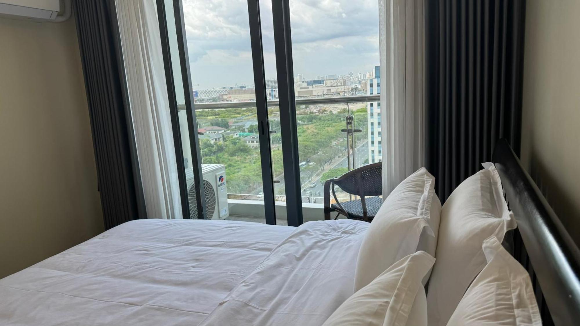 L Condotel Paranaque City Exterior photo