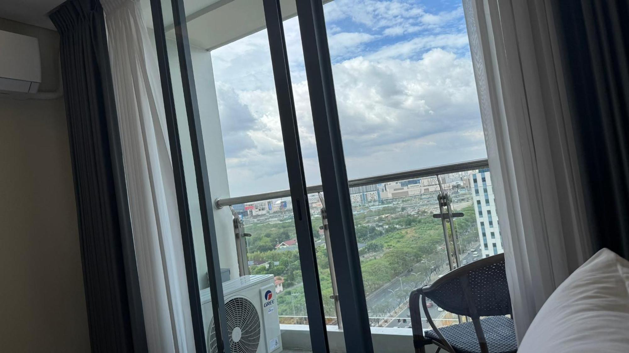 L Condotel Paranaque City Exterior photo